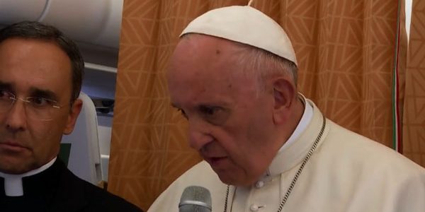 papa_coletiva-no-aviao