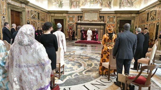 Papa e embaixadores