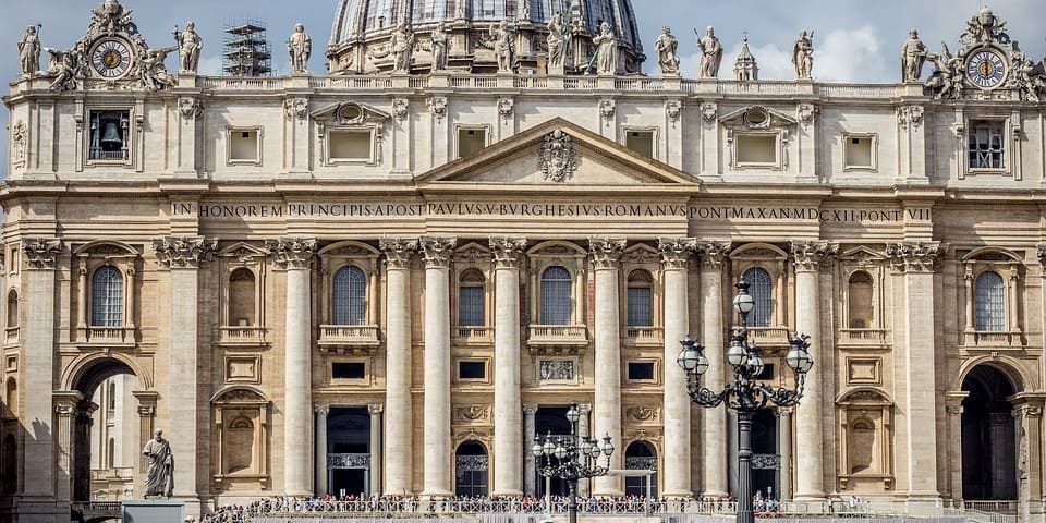 basilica-de-sao-pedro Frente da Basílica de São Pedro.