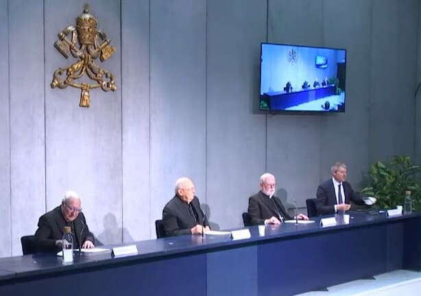 dia-de-oracao-pelo-libano Membros do Vaticano lado a lado em mesa de coletiva de imprensa