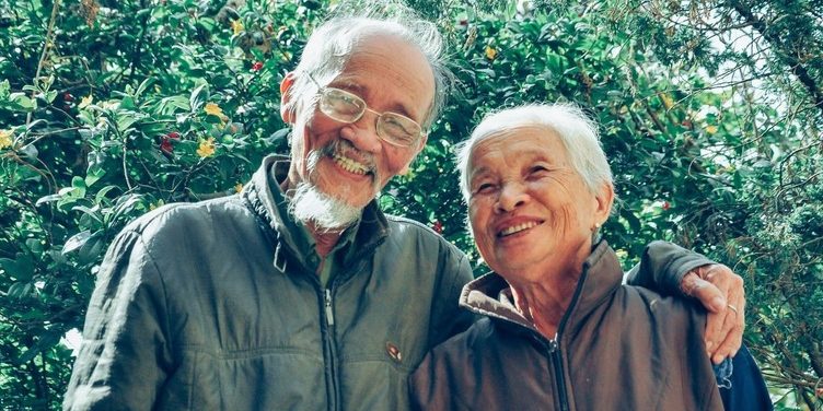 Casal idoso asiático se abraçando