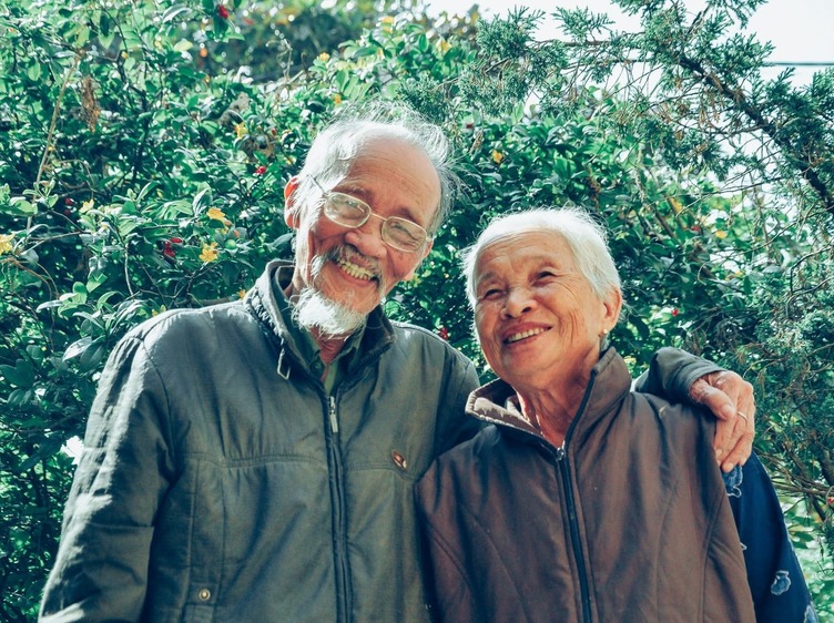 dia-dos-avos Casal idoso asiático se abraçando