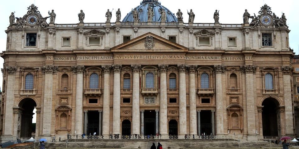 Frente da Basílica de São Pedro.