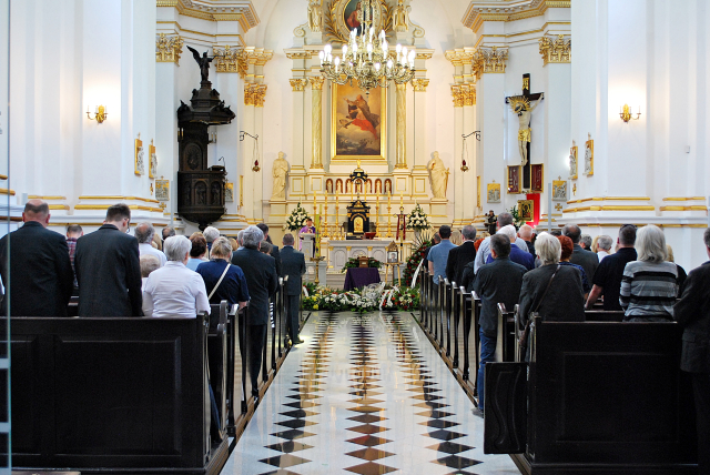 Wooden,Casket,At,A,Funeral,-,Funeral,Ceremony,In,Church