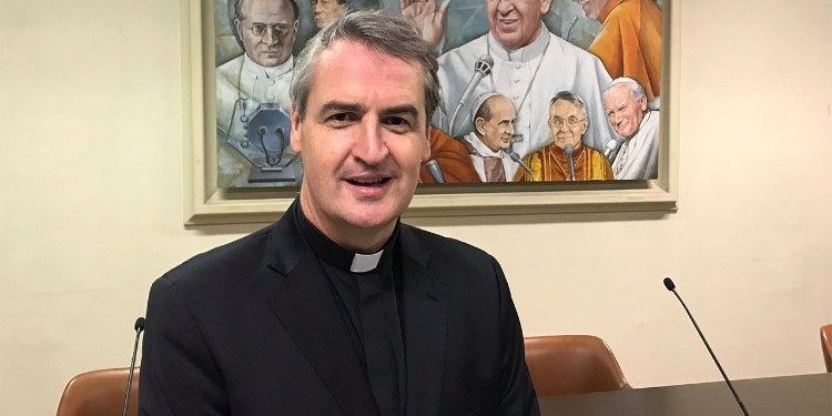 padre-andrew-small Padre Andrew Small sorrindo