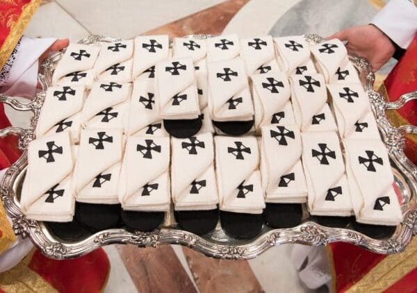 Bandeja com pálios enrolados.