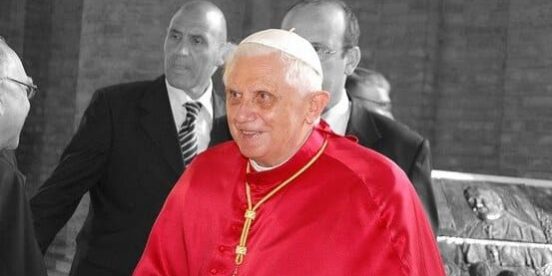 papa-bento-xvi (1) Foto de Bento XVI usando vermelho.