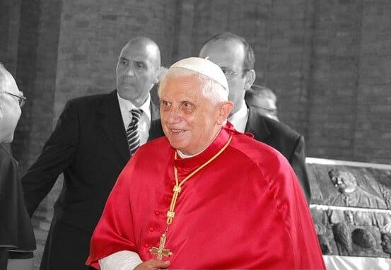 Foto de Bento XVI usando vermelho.