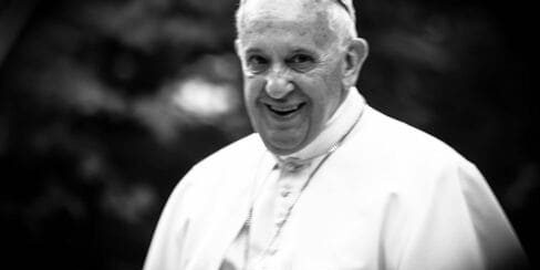 papa francisco Papa Francisco sorrindo em foto preta e branca.