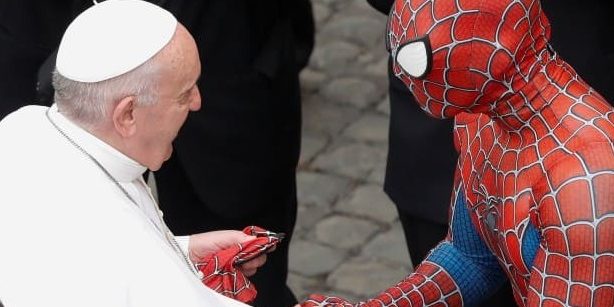 Papa Francisco cumprimenta rapaz vestido como o Homem-Aranha.