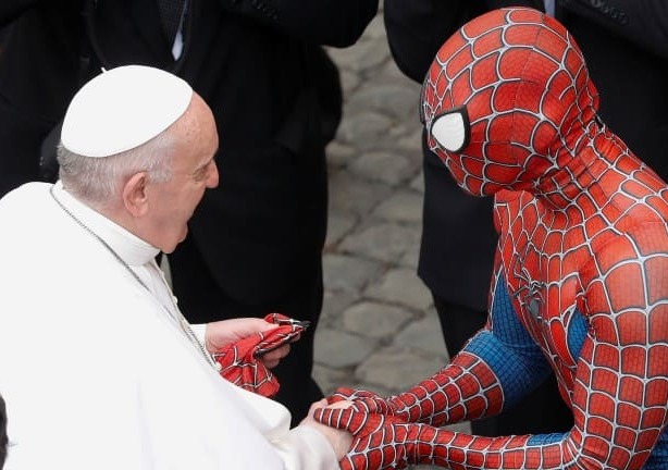 papa-francisco-e-o-homem-aranha Papa Francisco cumprimenta rapaz vestido como o Homem-Aranha.