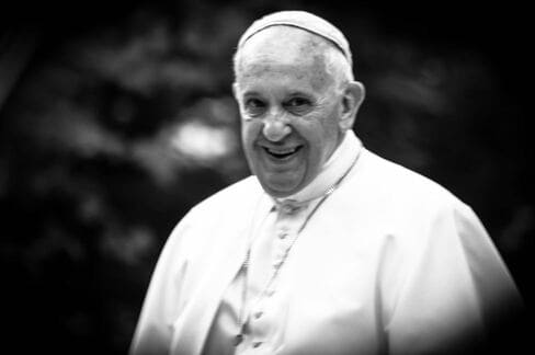 papa francisco Papa Francisco sorrindo em foto preta e branca.