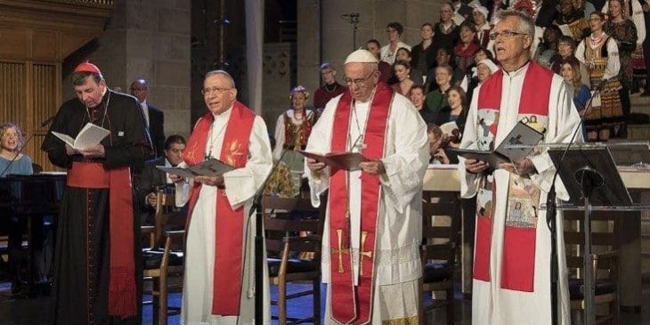 Bispos lado a lado em oração