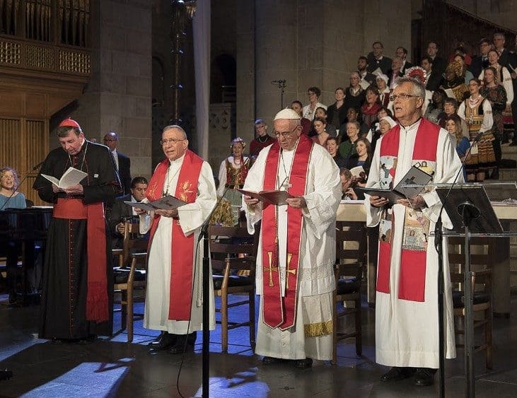 papa-luteranos Bispos lado a lado em oração