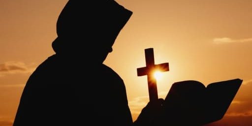 Silhueta de monge cartuxo em frente ao nascer do sol.