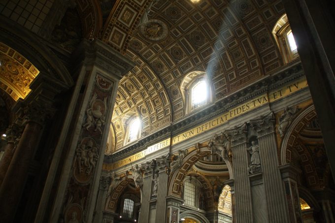 vaticano-indulgencia-dia-dos-avos Interior de catedral no Vaticano.
