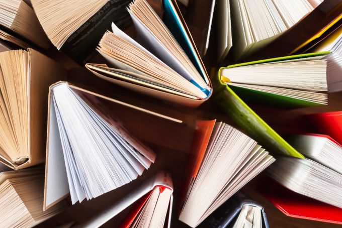 flat-lay-opened-books-on-table Livros abertos vistos de cima.