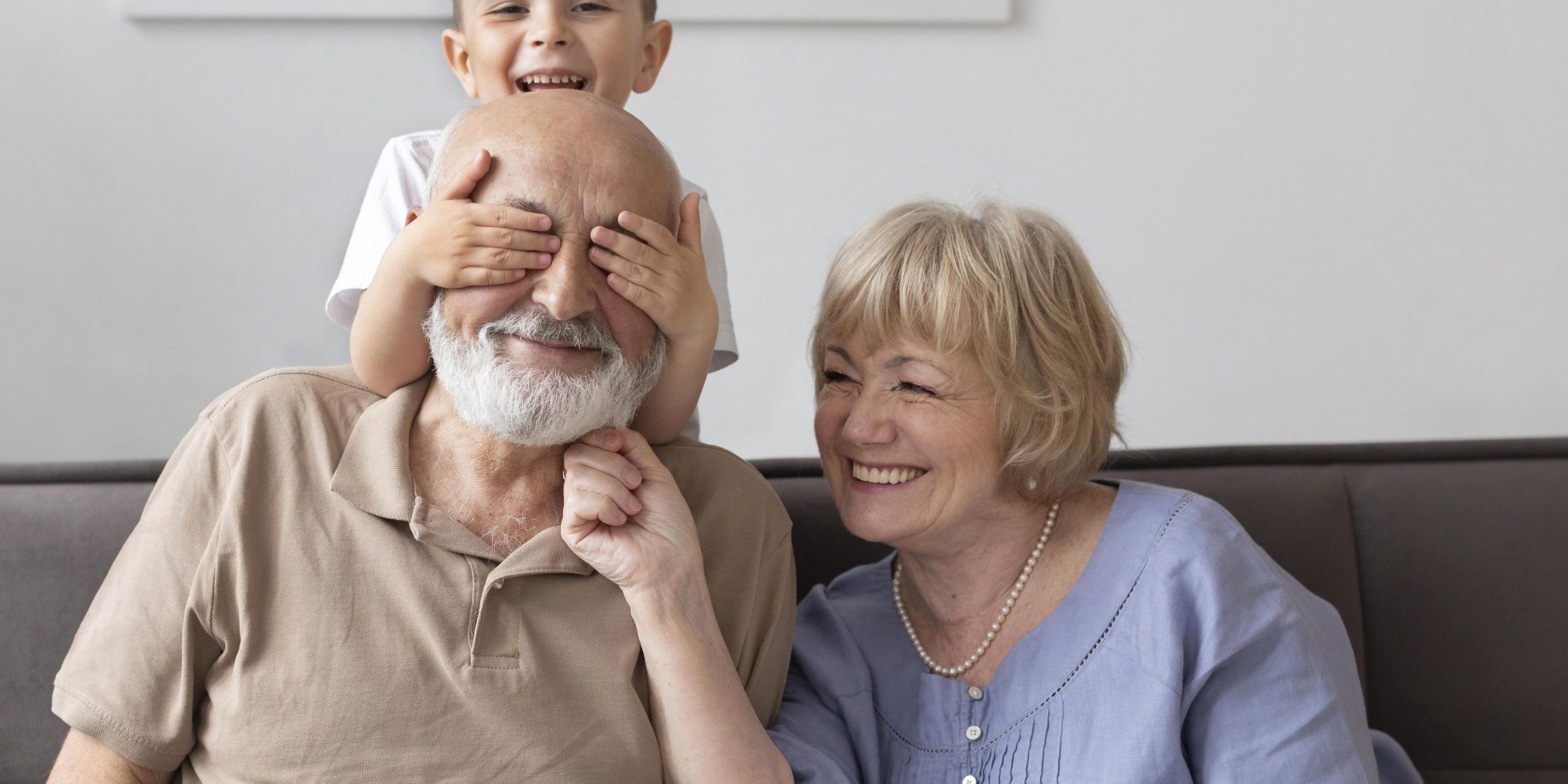 Casal de avós com o neto.