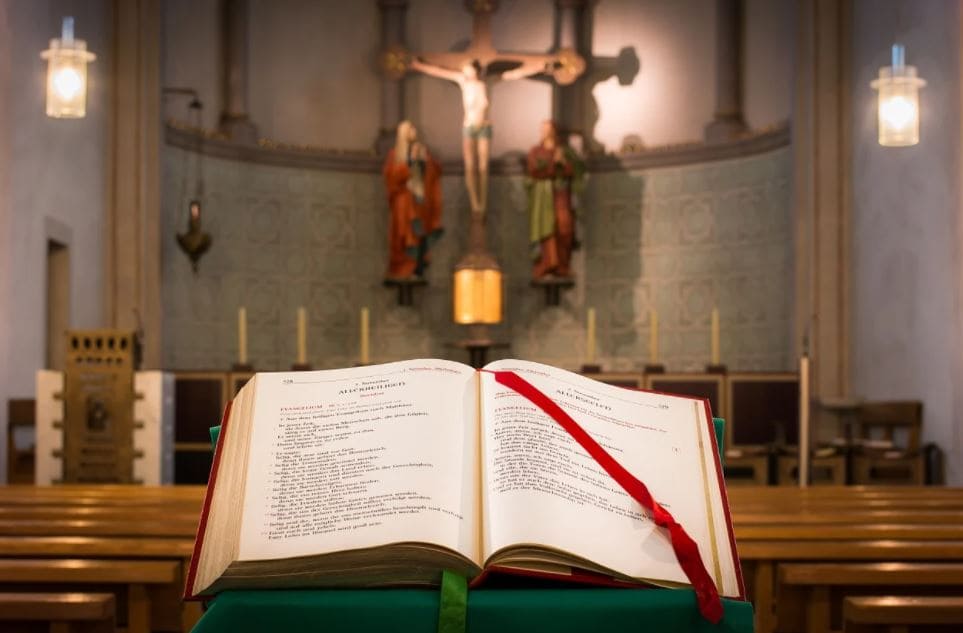 missa Bíblia aberta em frente a um altar e Jesus crucificado em desfoque.