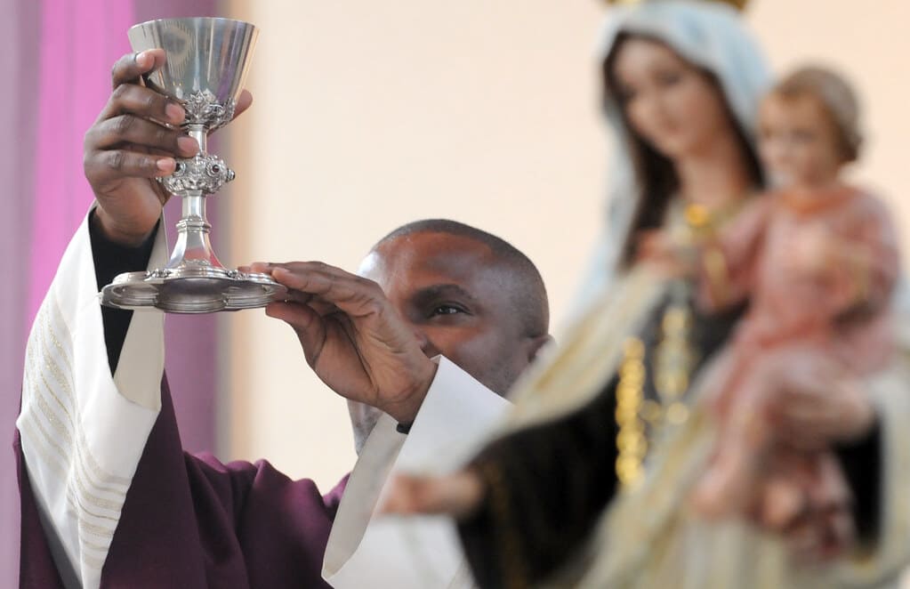 missa2 Padre erguendo um cálice de prata