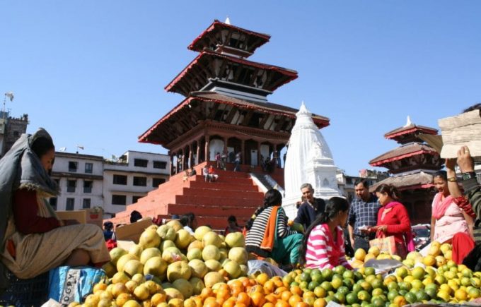 Feira livre no Nepal.