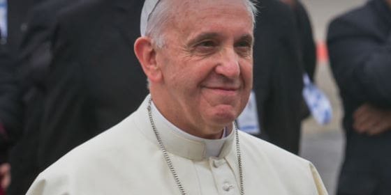 Para Francisco sorrindo.