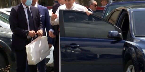 papa-chega-ao-vaticano-apos-cirurgia-Cristiano-Corvino_REUTERS-TV-via-REUTERS Papa Francisco, acompanhado de seguranças, saindo de carro preto.