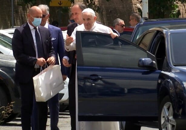 papa-chega-ao-vaticano-apos-cirurgia-Cristiano-Corvino_REUTERS-TV-via-REUTERS Papa Francisco, acompanhado de seguranças, saindo de carro preto.