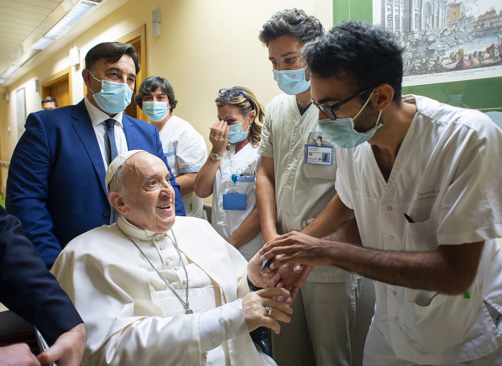 papa-hospital-gemelli Papa Francisco em uma cadeira de rodas enquanto cumprimenta funcionários do hospital que participaram de seu tratamento