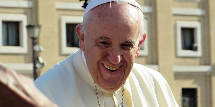 Papa Francisco sorrindo.