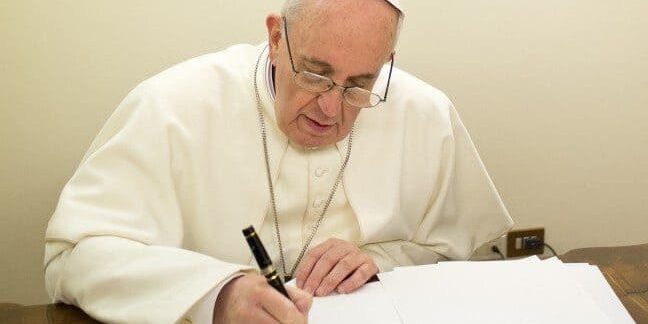 papa-muticom Papa Francisco assinando um documento.