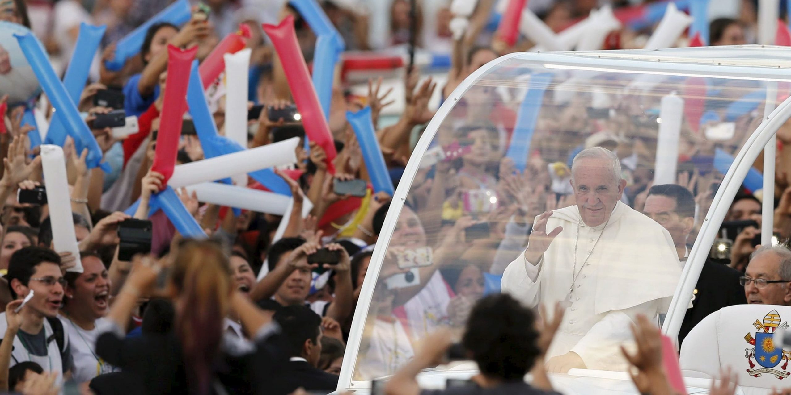 Papa Francisco no papamóvel em meio a uma multidão.