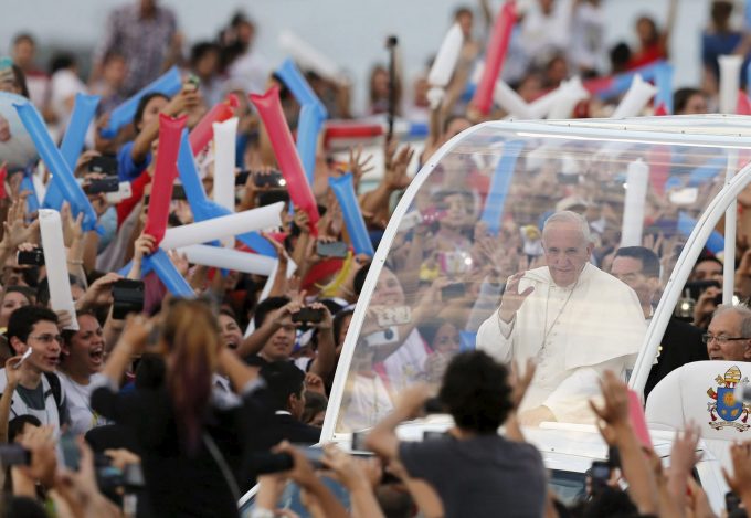 Papa Francisco no papamóvel em meio a uma multidão.