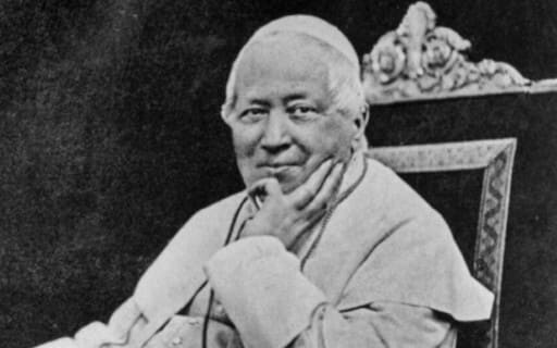 papa-pio Papa Pio IX com a mão no queixo; foto em preto e branco.