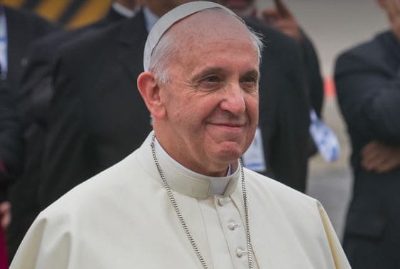 Para Francisco sorrindo.