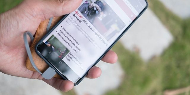 pexels-stanley-ng-4387779 Smartphone mostrando uma página de notícias.