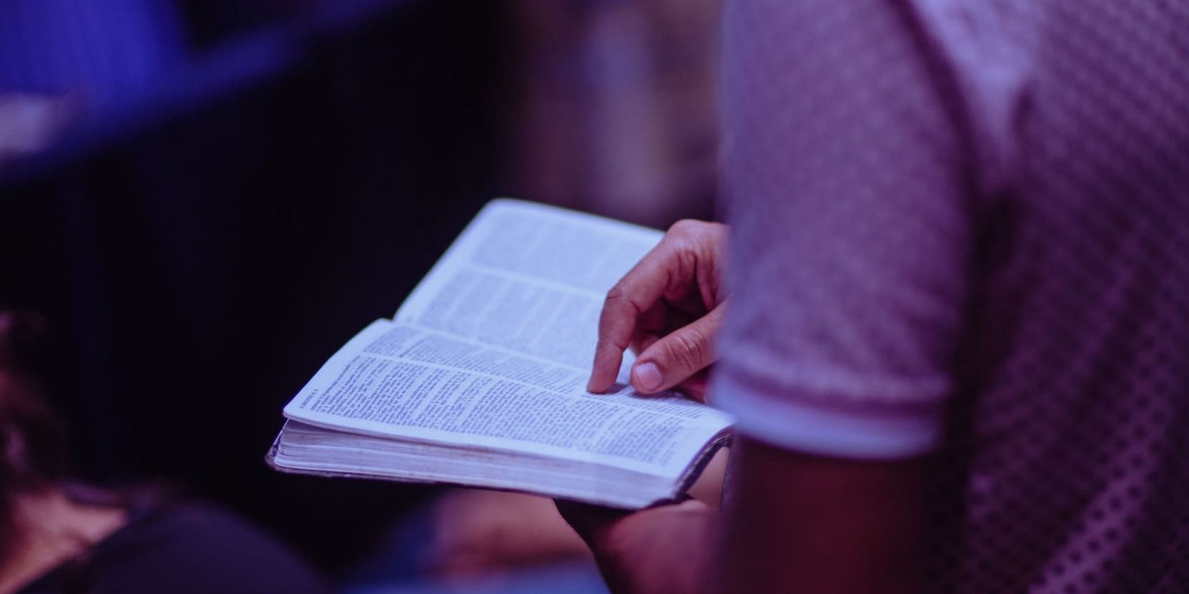 Homem lendo a Bíblia