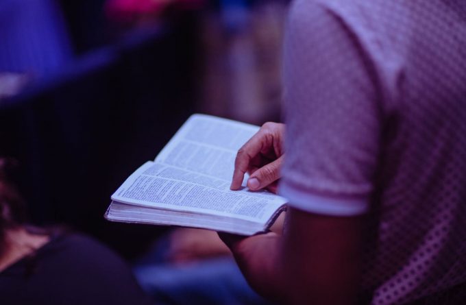 santidade Homem lendo a Bíblia