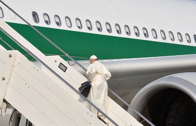 viagem-do-papa Papa entrando em avião.