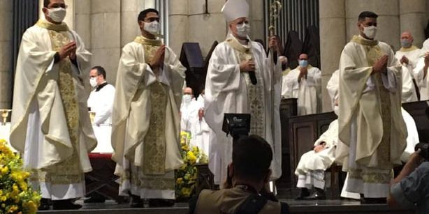 padres-paulinos-ordenação Diáconos um ao lado do outro.