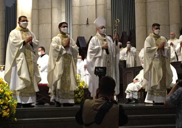 padres-paulinos-ordenação Diáconos um ao lado do outro.