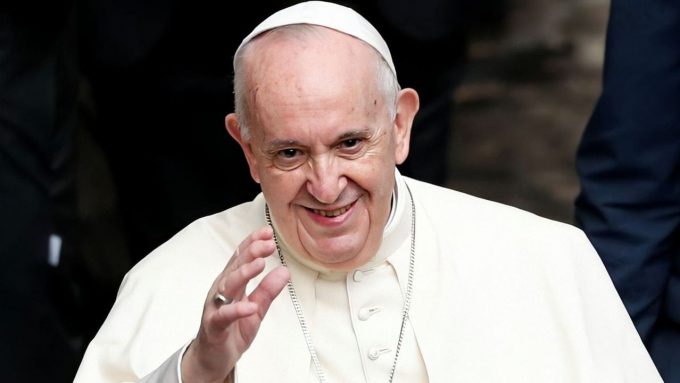 Foto: Guglielmo Mangiapane/Reuters Papa Francisco sorrindo e acenando.