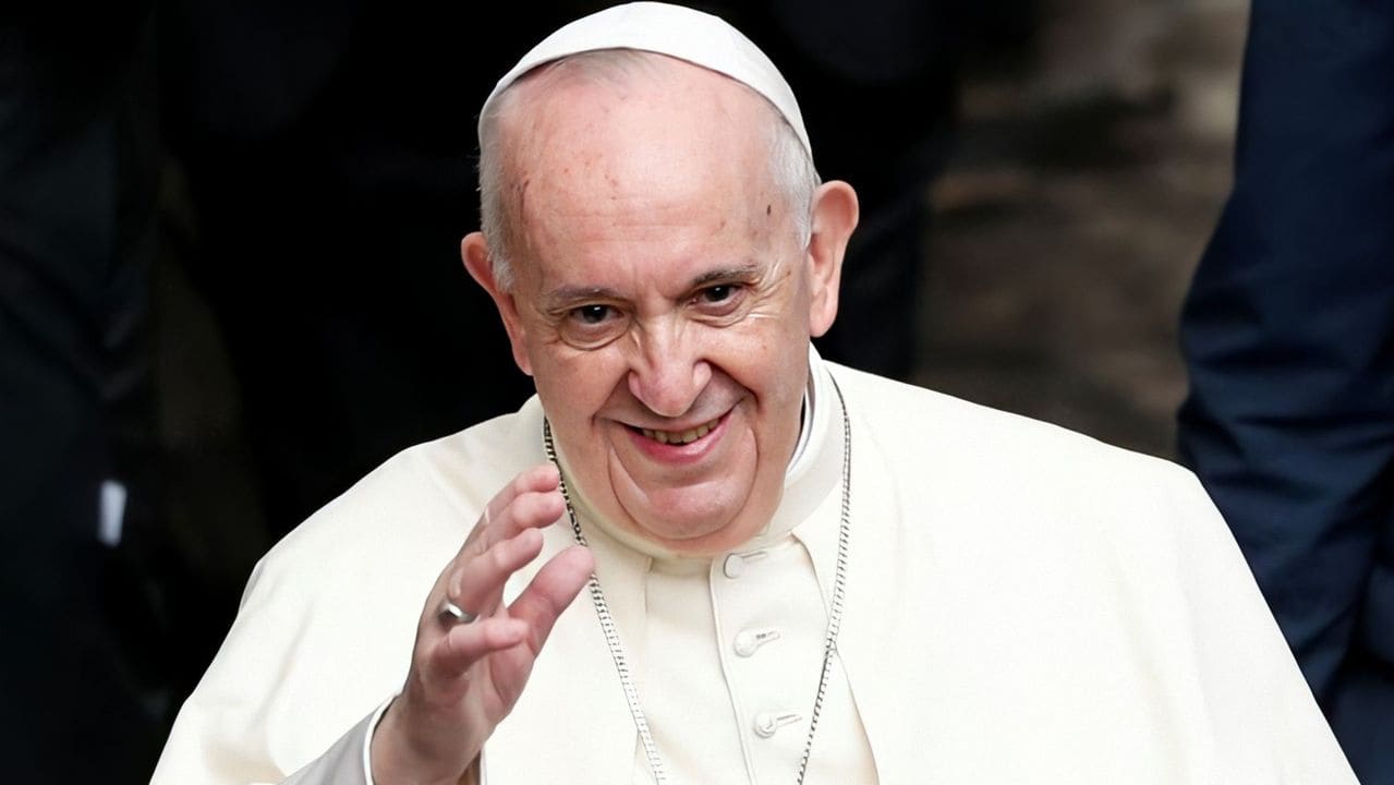 Foto: Guglielmo Mangiapane/Reuters Papa Francisco sorrindo e acenando.