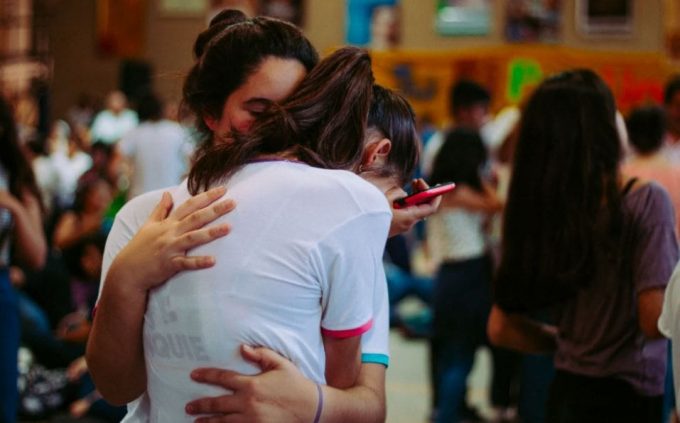 abencoar-alguem Duas meninas se abraçando