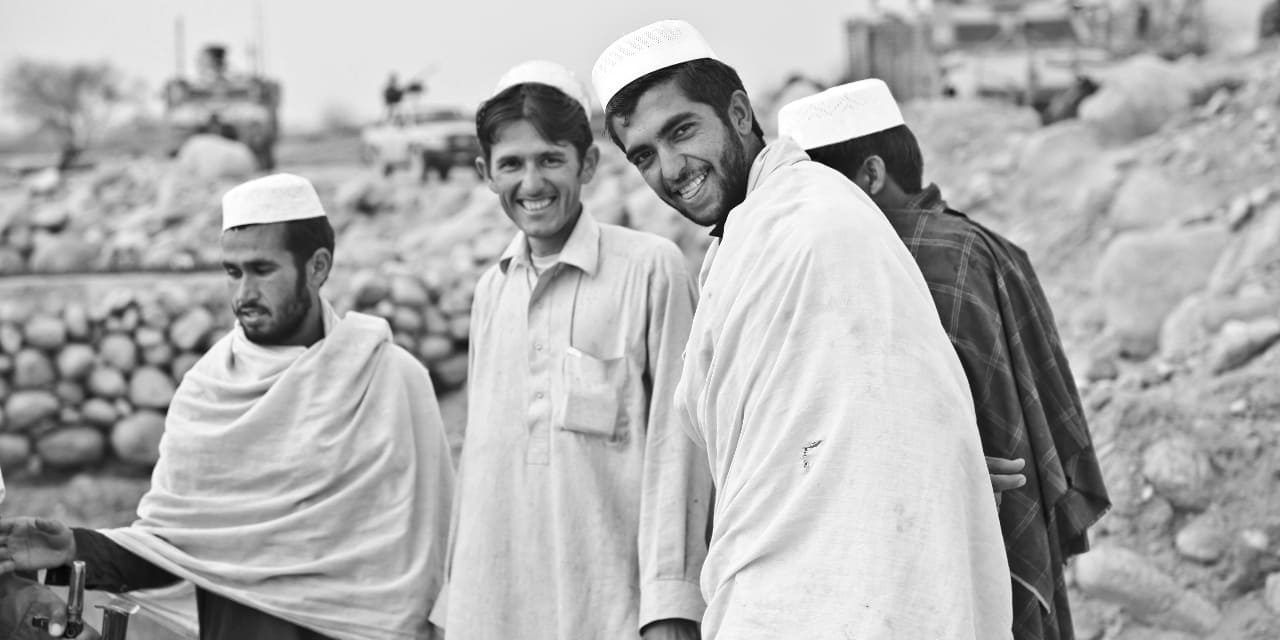 Afeganistão Foto preta e branca de 4 homens afegãos.