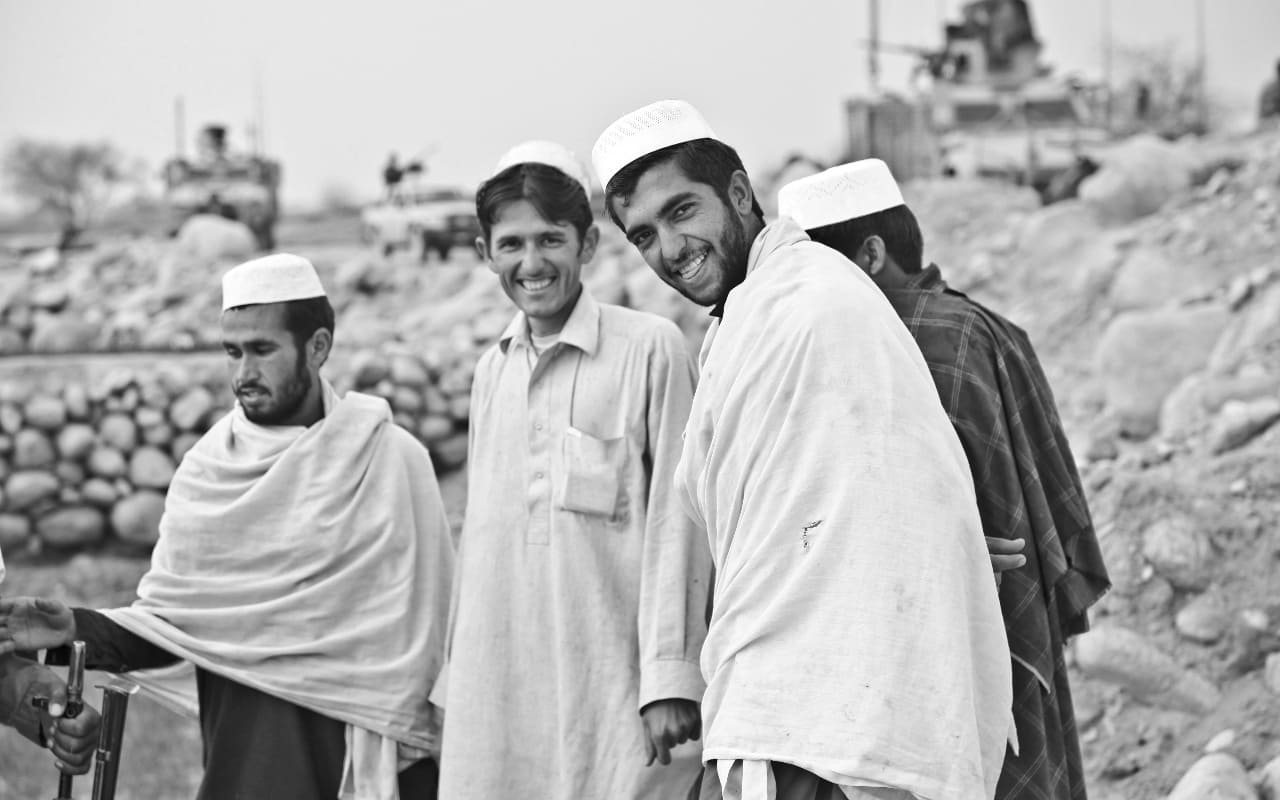 Afeganistão Foto preta e branca de 4 homens afegãos.