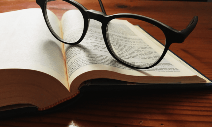 Óculos em cima de Bíblia