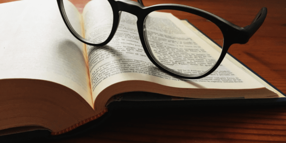 curso Óculos em cima de Bíblia