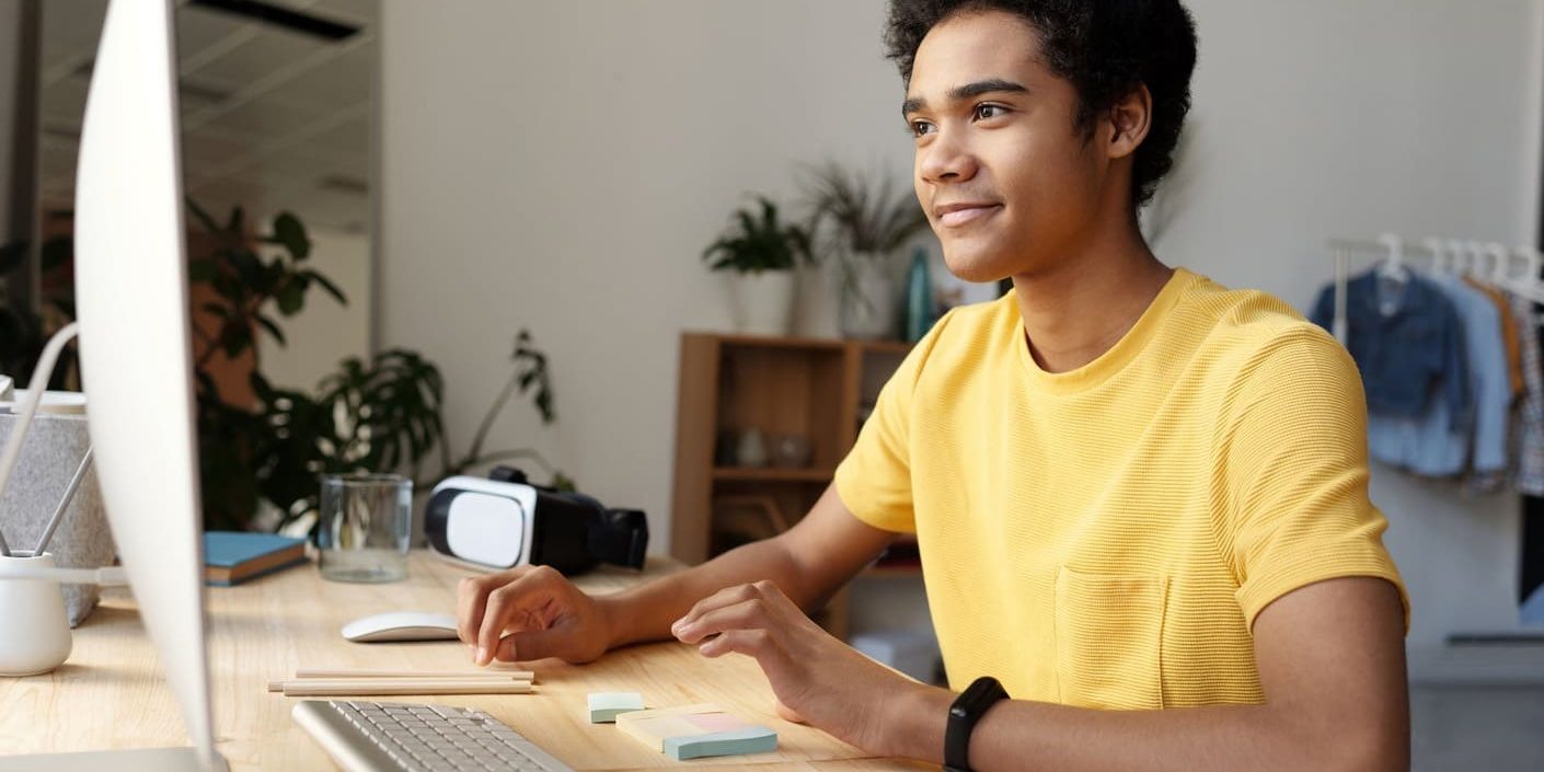 curso-gratuito Rapaz em aula pelo computador