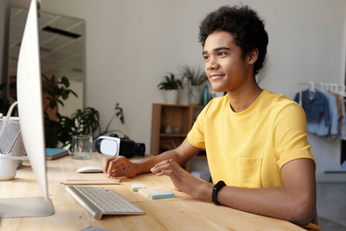 curso-gratuito Rapaz em aula pelo computador